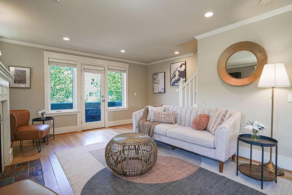 Exquisite Central Townhome With Spacious Loft And Gourmet Kitchen Seattle Exterior photo