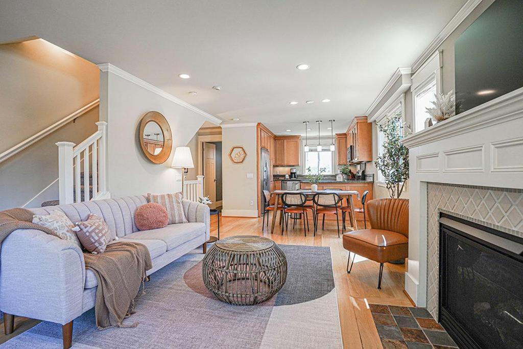 Exquisite Central Townhome With Spacious Loft And Gourmet Kitchen Seattle Exterior photo