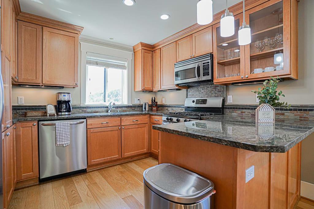Exquisite Central Townhome With Spacious Loft And Gourmet Kitchen Seattle Exterior photo