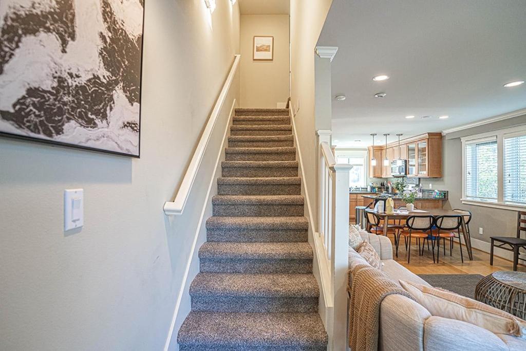 Exquisite Central Townhome With Spacious Loft And Gourmet Kitchen Seattle Exterior photo